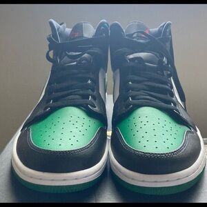Air Jordan 1 Mid Pine Green sneakers